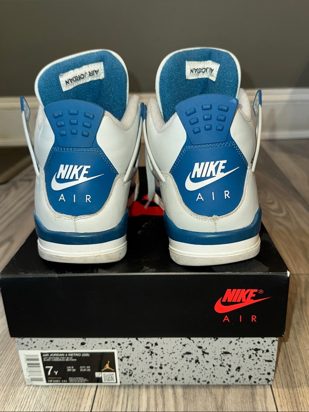 Jordan 4 size 7y